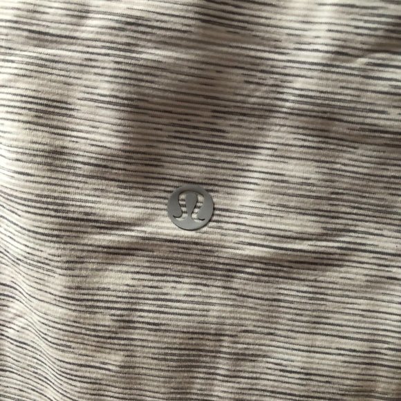 Lululemon white patterned on the fly 7/8 pant (4) - Picture 4 of 4